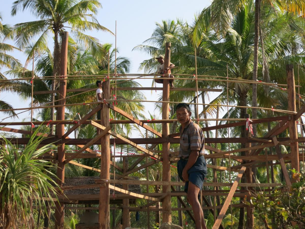 Nach der Aufrichte der Pfosten werden die Dachlinien mit dünnem Bambus angedeutet