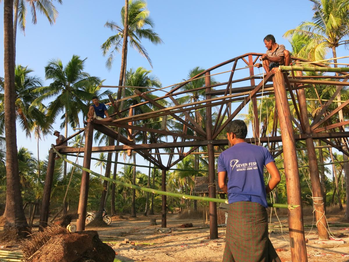 The first massive bamboos are being fixed only to keep breaking time and again