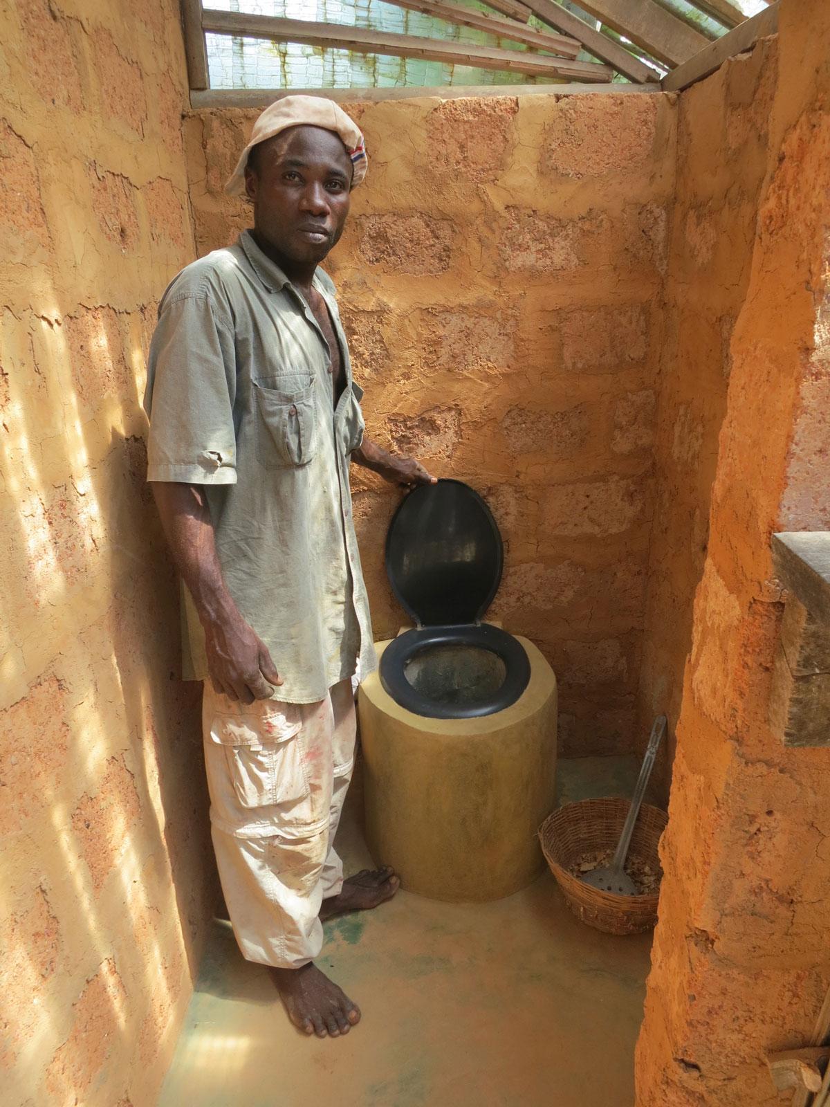 Selbst gebaute Clivus Multrum Toilette im Escape3points, Ghana