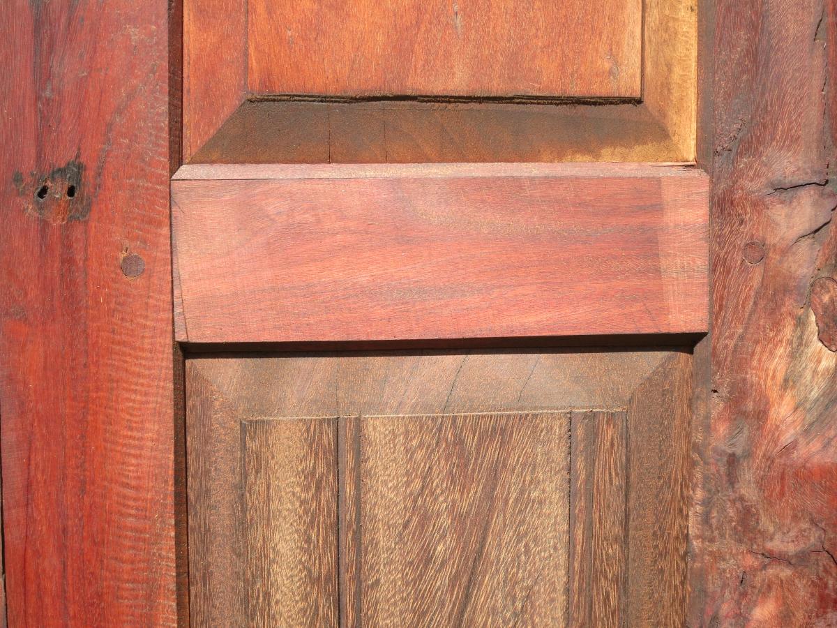 Natürliche Farben und Maserung von altem Eisenholz